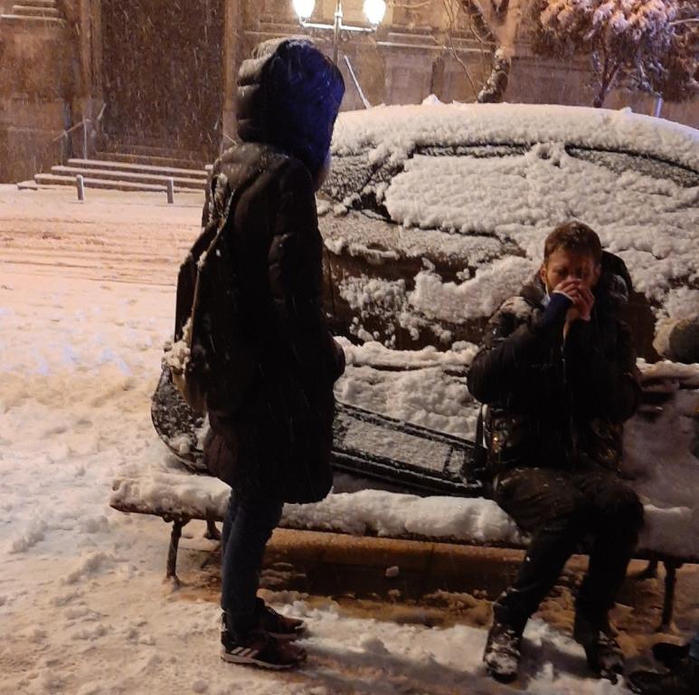 Madrid sous la neige : Sant'Egidio apporte de la nourriture et des couvertures aux sans-abri et demande l'ouverture de lieux d’hébergement